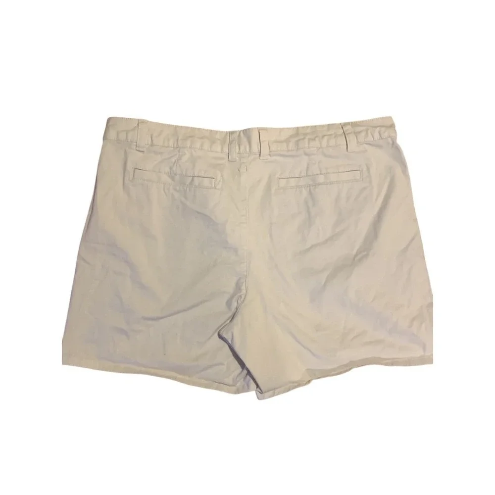 G.H. Bass & Co. details white shorts